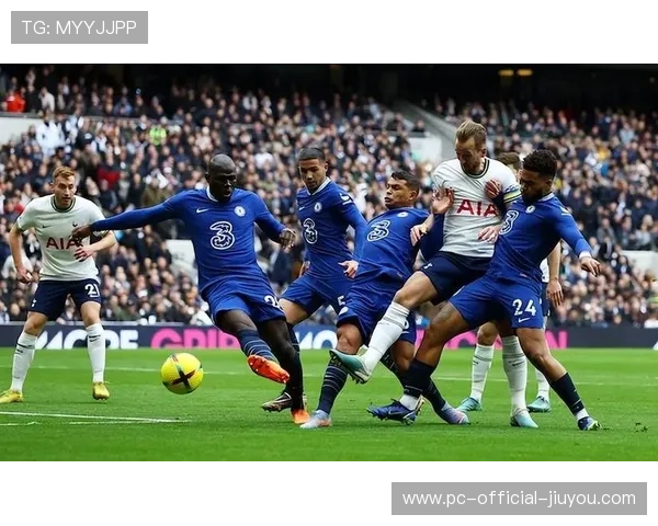 凯恩灵活跑位吸引三人注意，热刺中路空间瞬间拉开